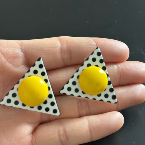 Vtg 1980s Funky Yellow Polka dot Triangle Stud Earrings - Picture 5 of 7